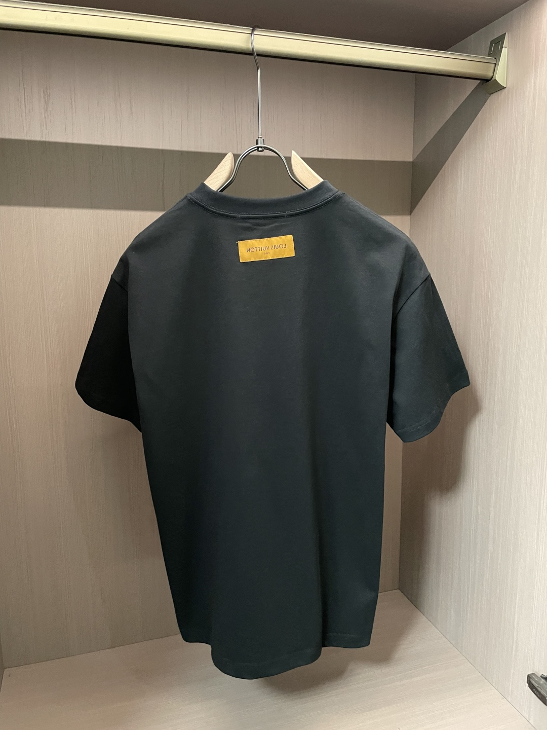 L v 官网同款 官网同款 官网同款⚠️重磅推荐！2026ss夏装新品 专柜在售 最新系列图案logo短