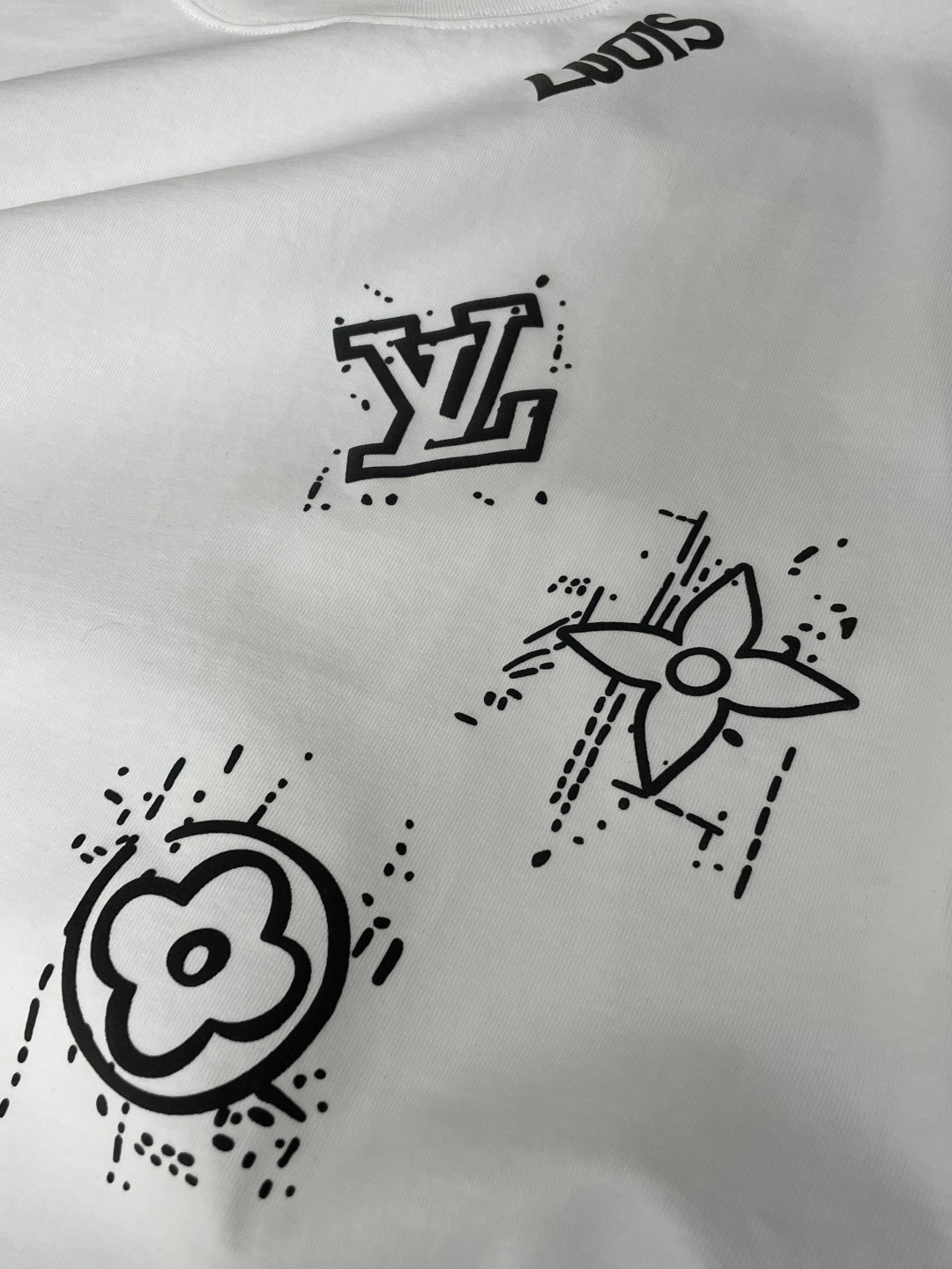 L v 官网同款 官网同款 官网同款⚠️重磅推荐！2026ss夏装新品 专柜在售 最新系列图案logo短