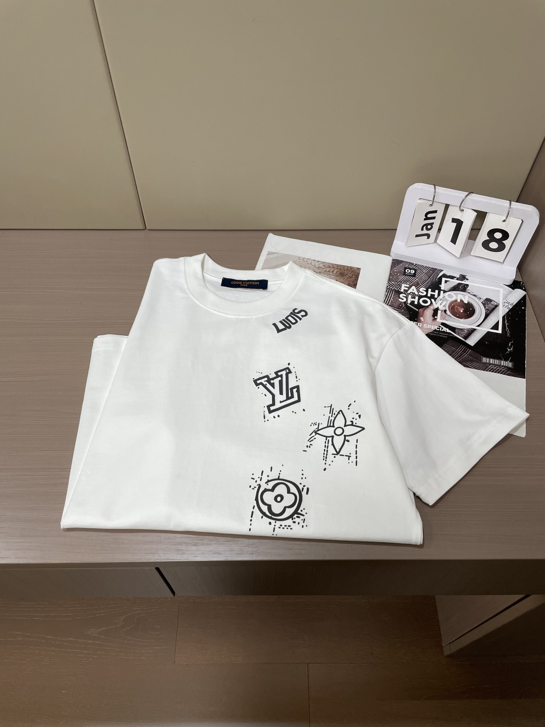 L v 官网同款 官网同款 官网同款⚠️重磅推荐！2026ss夏装新品 专柜在售 最新系列图案logo短