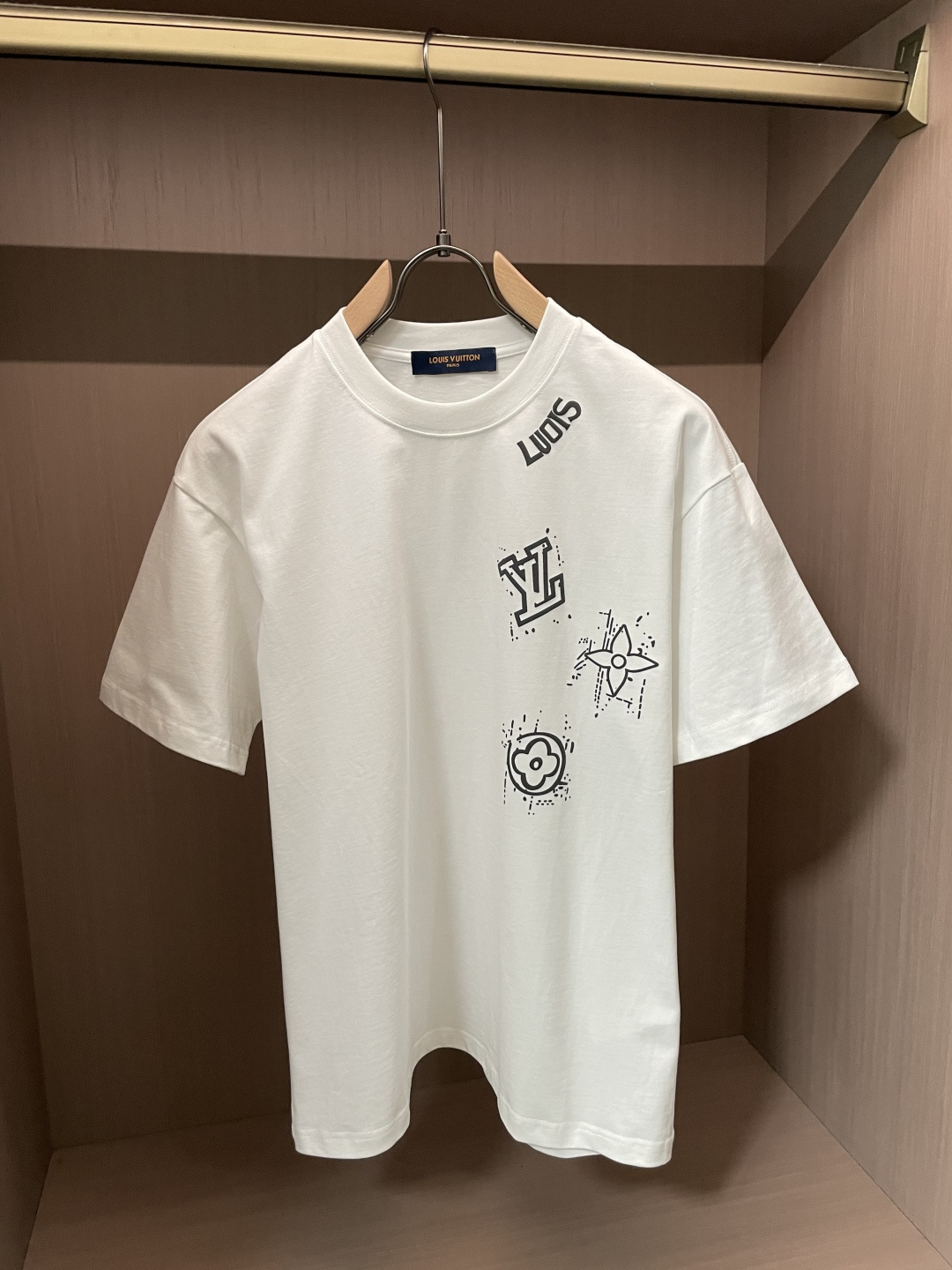 L v 官网同款 官网同款 官网同款⚠️重磅推荐！2026ss夏装新品 专柜在售 最新系列图案logo短