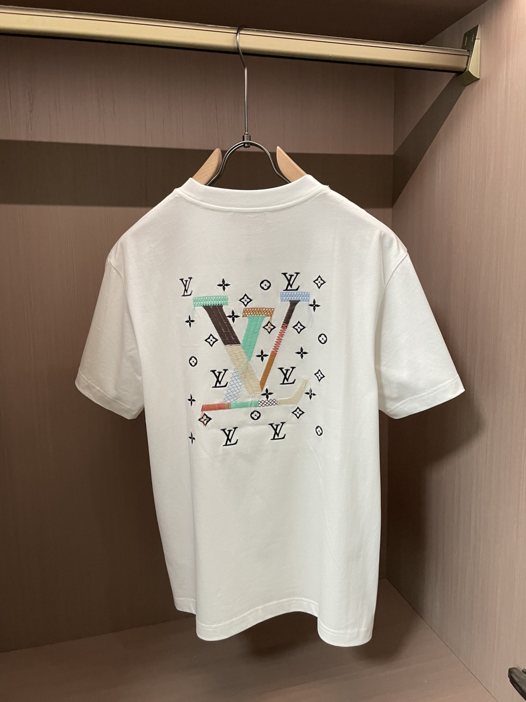 驴家 2026春夏新款首发专柜最新款短袖圆领T恤 高端订制 设计前卫时尚！品牌logo重工艺设计 高端定