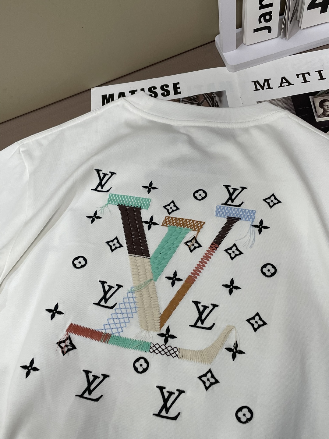 驴家 2026春夏新款首发专柜最新款短袖圆领T恤 高端订制 设计前卫时尚！品牌logo重工艺设计 高端定