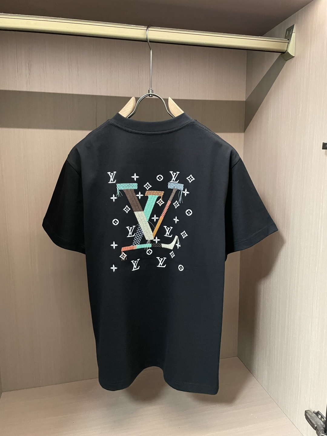 驴家 2026春夏新款首发专柜最新款短袖圆领T恤 高端订制 设计前卫时尚！品牌logo重工艺设计 高端定