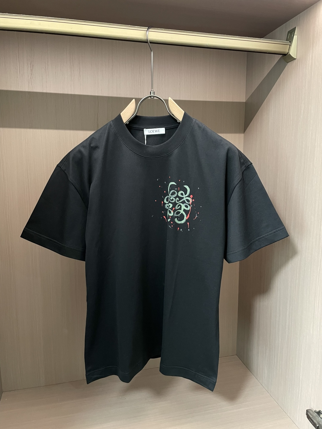 Loewe 2026春夏新款首发专柜最新款短袖圆领T恤 高端订制 设计前卫时尚！品牌logo重工艺设计 