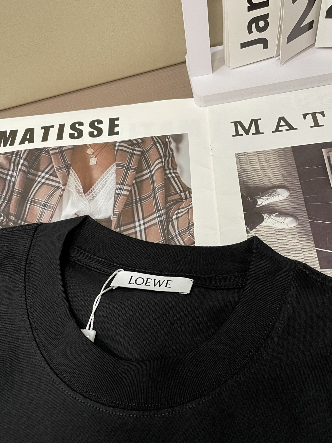 Loewe 2026春夏新款首发专柜最新款短袖圆领T恤 高端订制 设计前卫时尚！品牌logo重工艺设计 