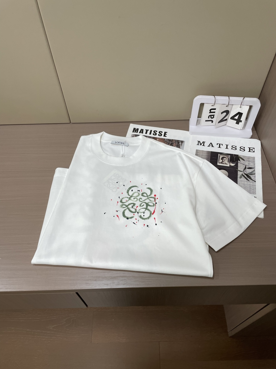 Loewe 2026春夏新款首发专柜最新款短袖圆领T恤 高端订制 设计前卫时尚！品牌logo重工艺设计 