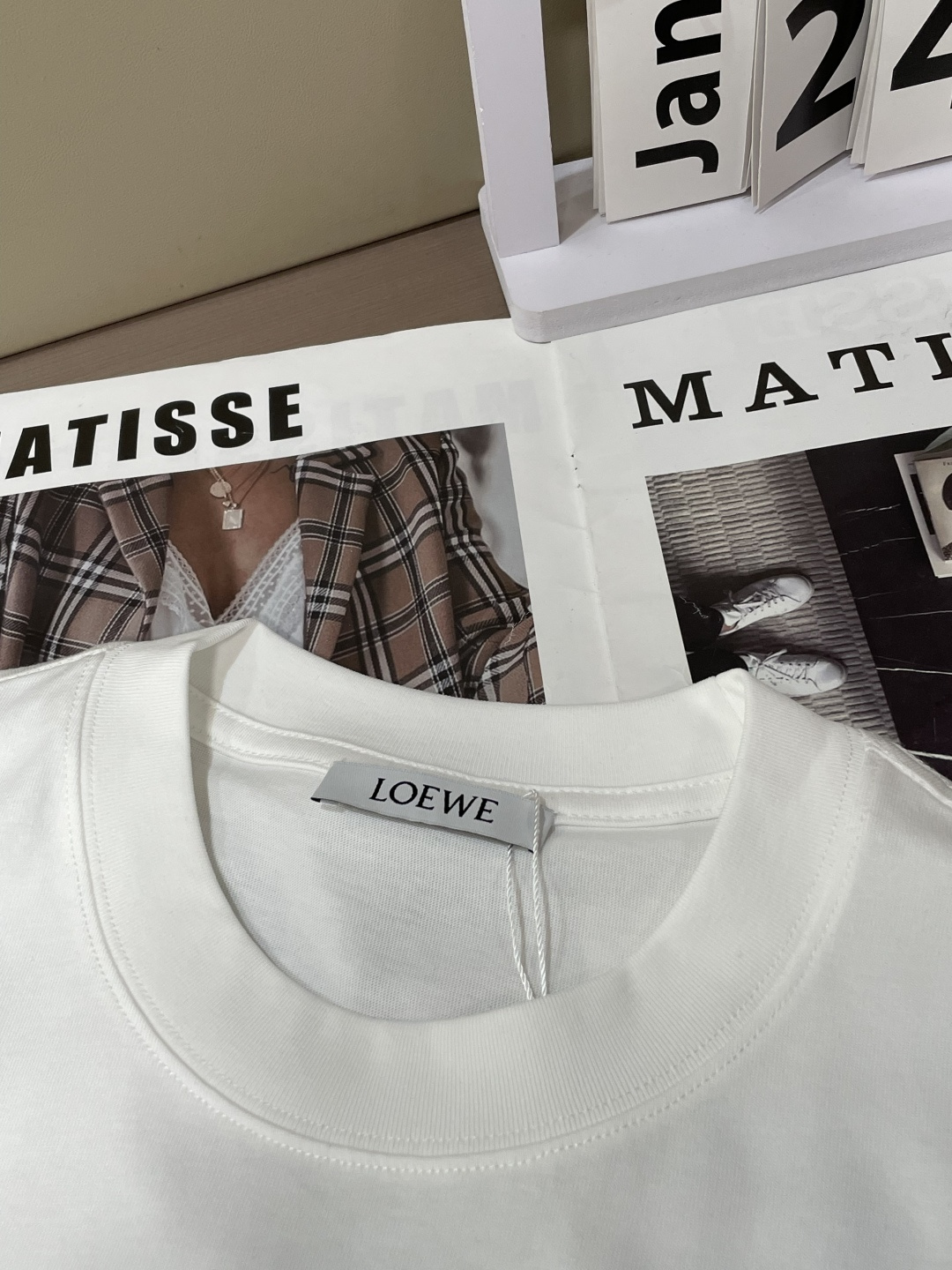 Loewe 2026春夏新款首发专柜最新款短袖圆领T恤 高端订制 设计前卫时尚！品牌logo重工艺设计 