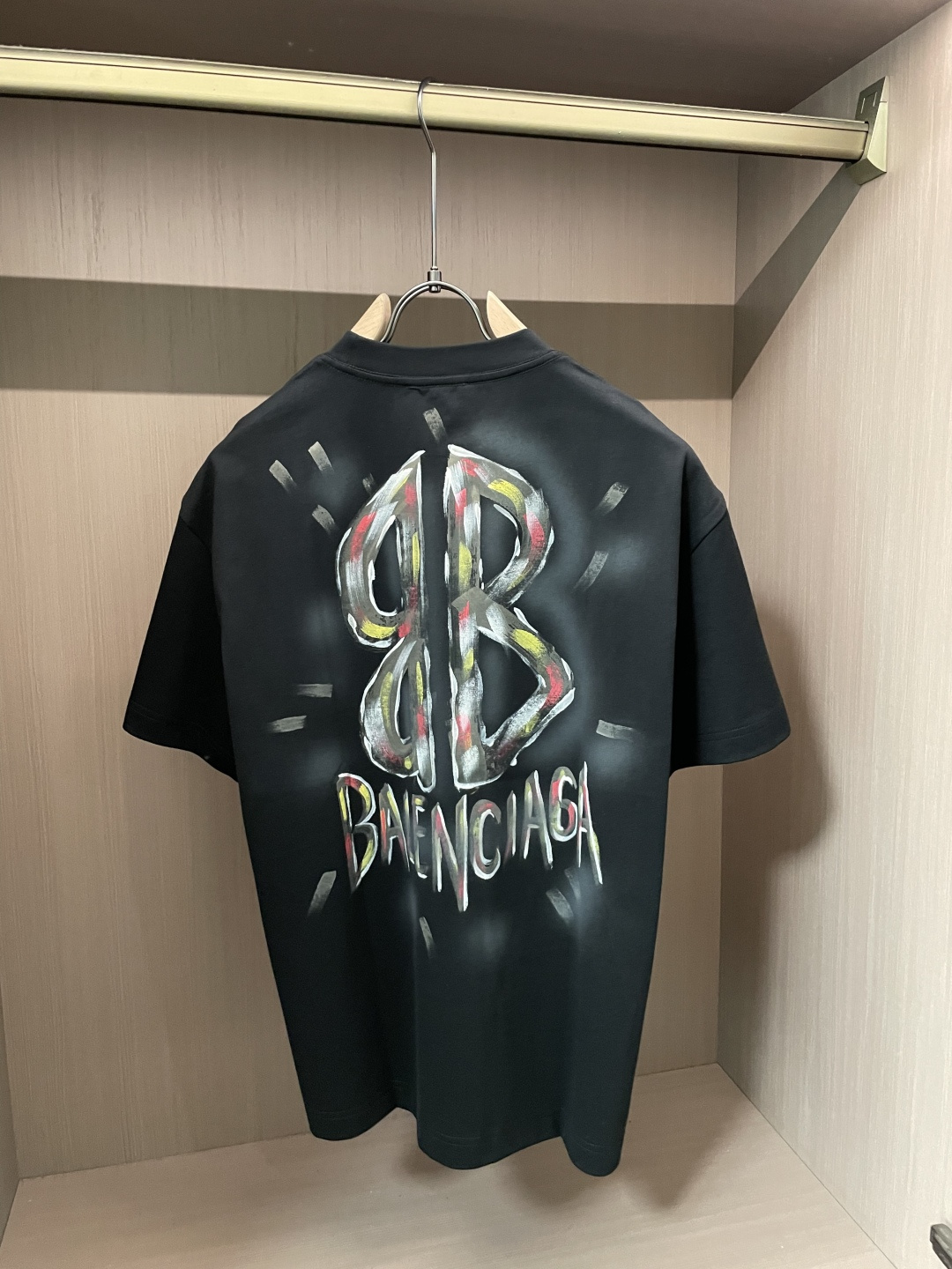 巴黎 2026春夏新款首发专柜最新款短袖圆领T恤 高端订制 设计前卫时尚！品牌logo重工艺设计 高端定