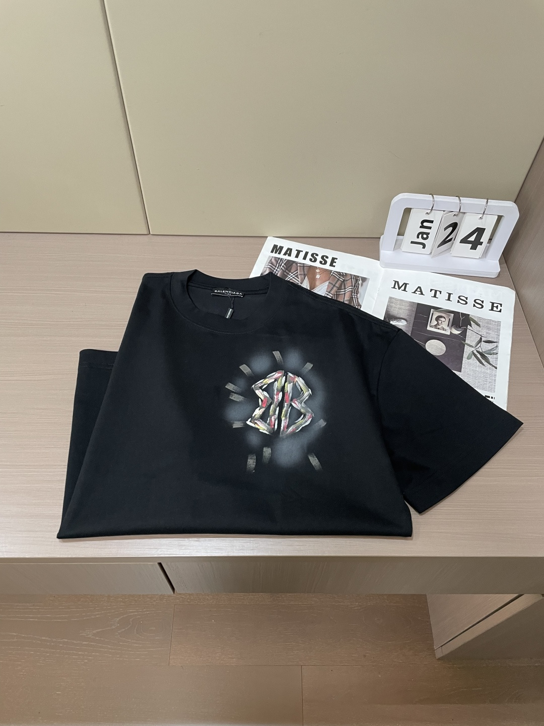 巴黎 2026春夏新款首发专柜最新款短袖圆领T恤 高端订制 设计前卫时尚！品牌logo重工艺设计 高端定