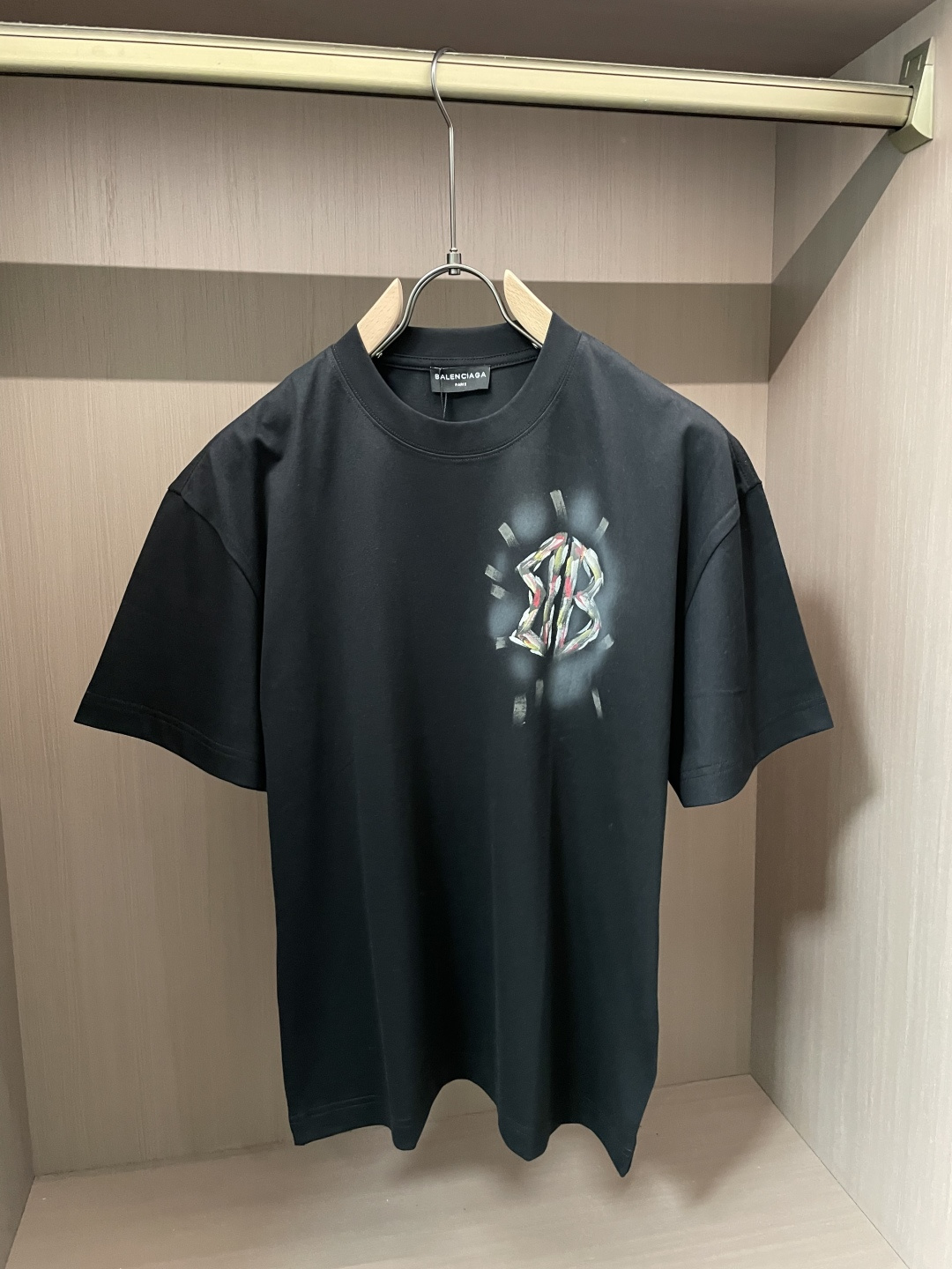 巴黎 2026春夏新款首发专柜最新款短袖圆领T恤 高端订制 设计前卫时尚！品牌logo重工艺设计 高端定