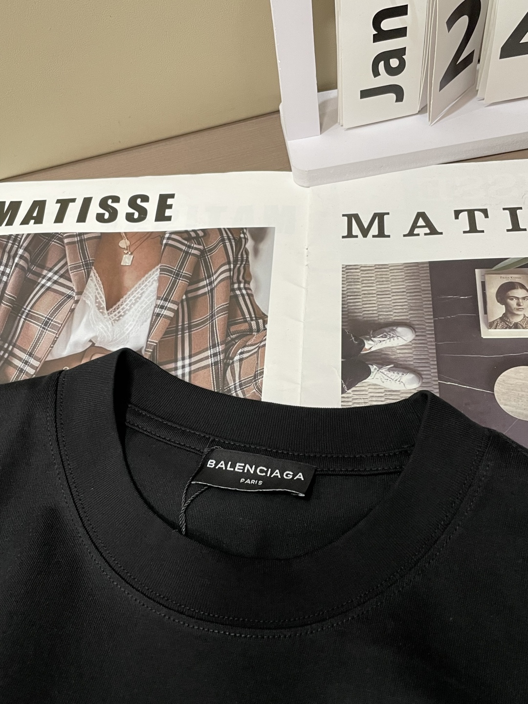巴黎 2026春夏新款首发专柜最新款短袖圆领T恤 高端订制 设计前卫时尚！品牌logo重工艺设计 高端定
