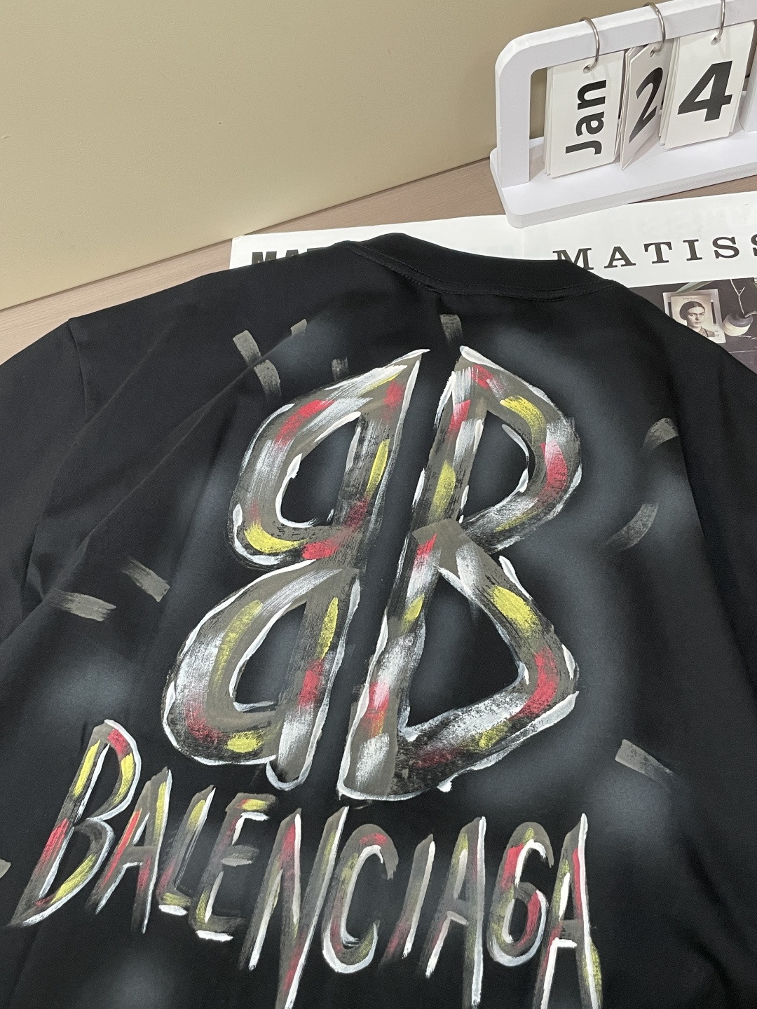 巴黎 2026春夏新款首发专柜最新款短袖圆领T恤 高端订制 设计前卫时尚！品牌logo重工艺设计 高端定