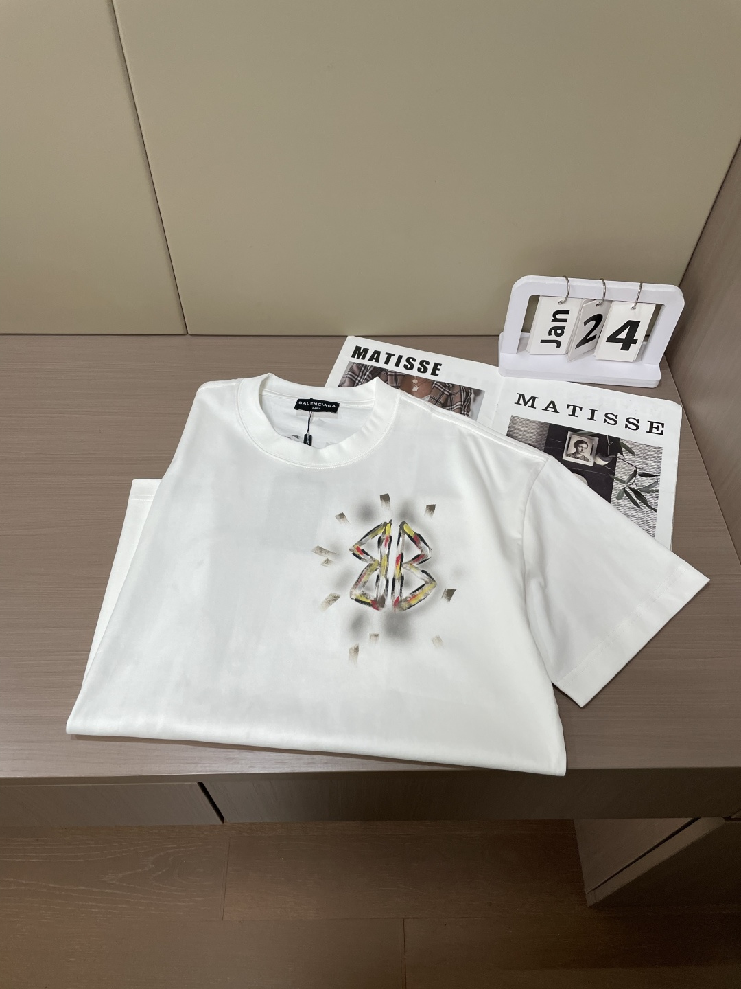 巴黎 2026春夏新款首发专柜最新款短袖圆领T恤 高端订制 设计前卫时尚！品牌logo重工艺设计 高端定