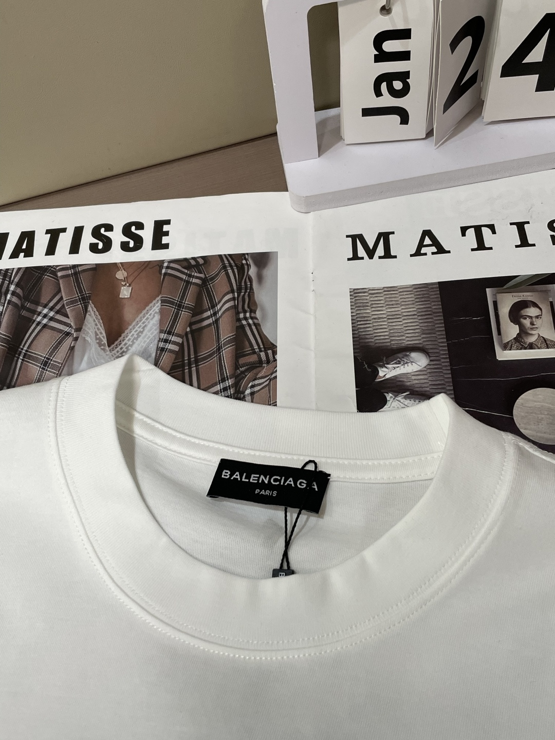 巴黎 2026春夏新款首发专柜最新款短袖圆领T恤 高端订制 设计前卫时尚！品牌logo重工艺设计 高端定