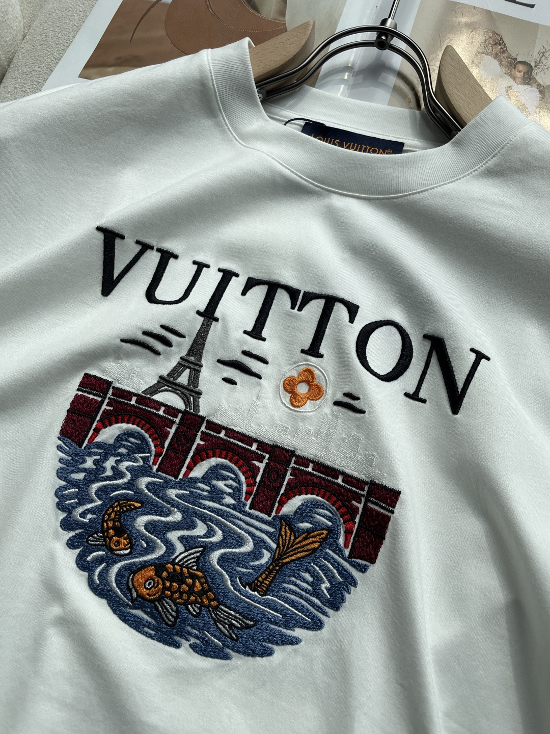 Lv 2026春夏新款首发专柜最新款短袖圆领T恤 高端订制 设计前卫时尚！品牌logo重工艺设计 高端定
