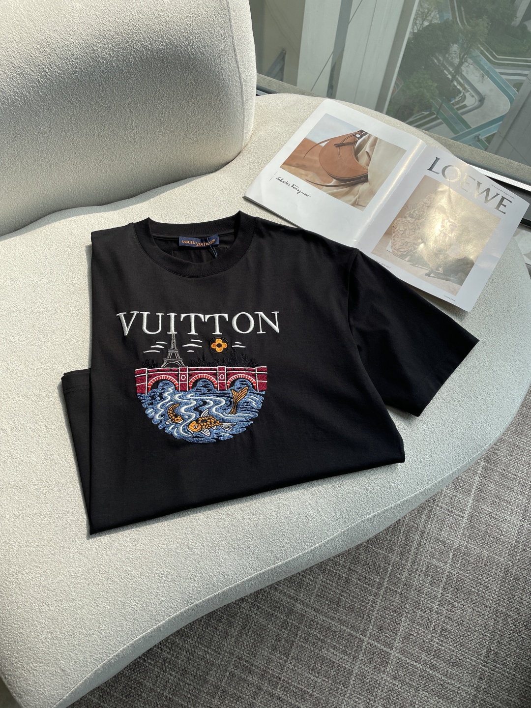 Lv 2026春夏新款首发专柜最新款短袖圆领T恤 高端订制 设计前卫时尚！品牌logo重工艺设计 高端定