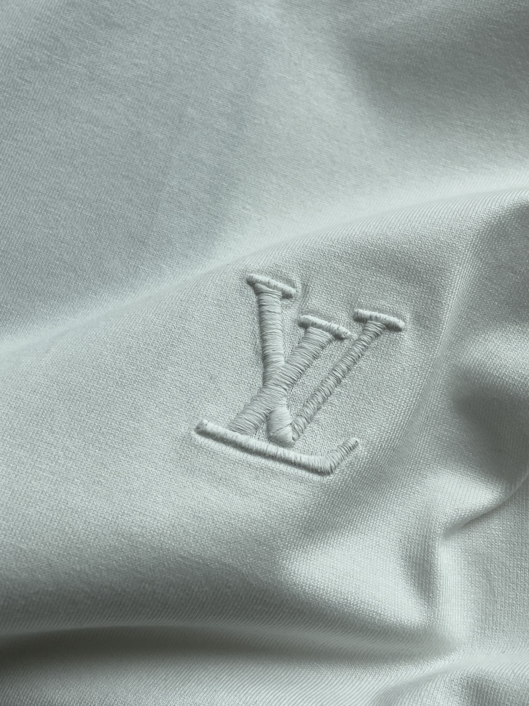 Lv 2026春夏新款首发专柜最新款短袖圆领T恤 高端订制 设计前卫时尚！品牌logo重工艺设计 高端定