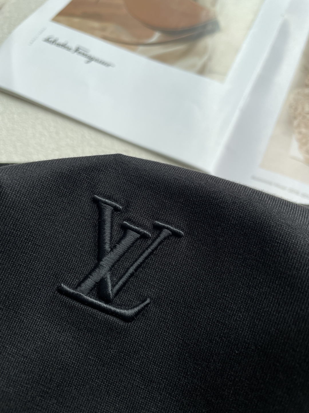 Lv 2026春夏新款首发专柜最新款短袖圆领T恤 高端订制 设计前卫时尚！品牌logo重工艺设计 高端定