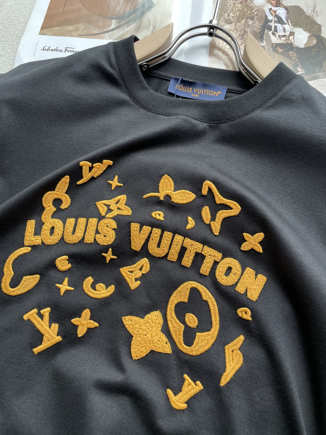Lv 2026春夏新款首发专柜最新款短袖圆领T恤 高端订制 设计前卫时尚！品牌logo重工艺设计 高端定