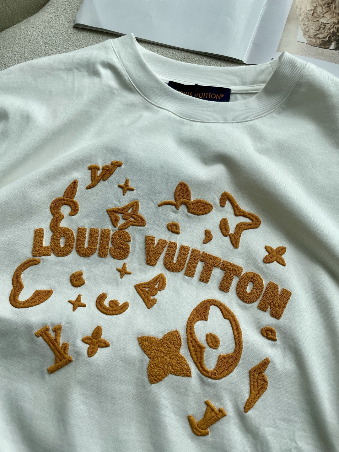 Lv 2026春夏新款首发专柜最新款短袖圆领T恤 高端订制 设计前卫时尚！品牌logo重工艺设计 高端定