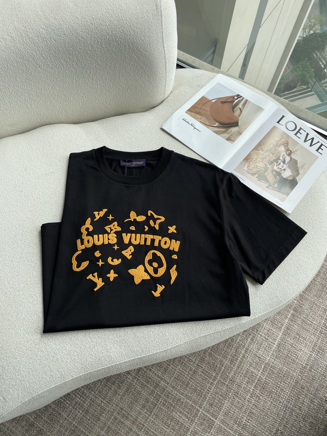 Lv 2026春夏新款首发专柜最新款短袖圆领T恤 高端订制 设计前卫时尚！品牌logo重工艺设计 高端定