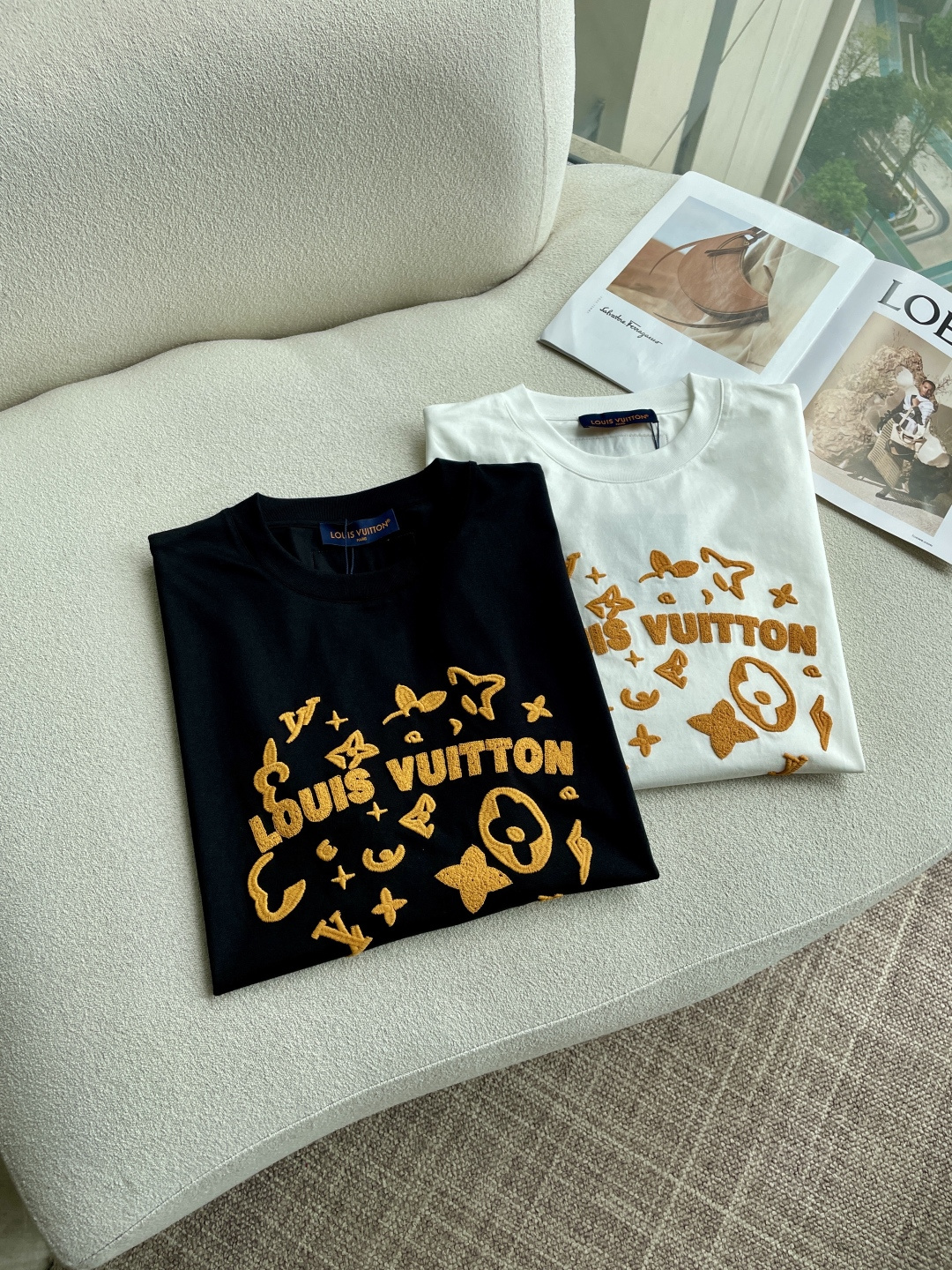 Lv 2026春夏新款首发专柜最新款短袖圆领T恤 高端订制 设计前卫时尚！品牌logo重工艺设计 高端定