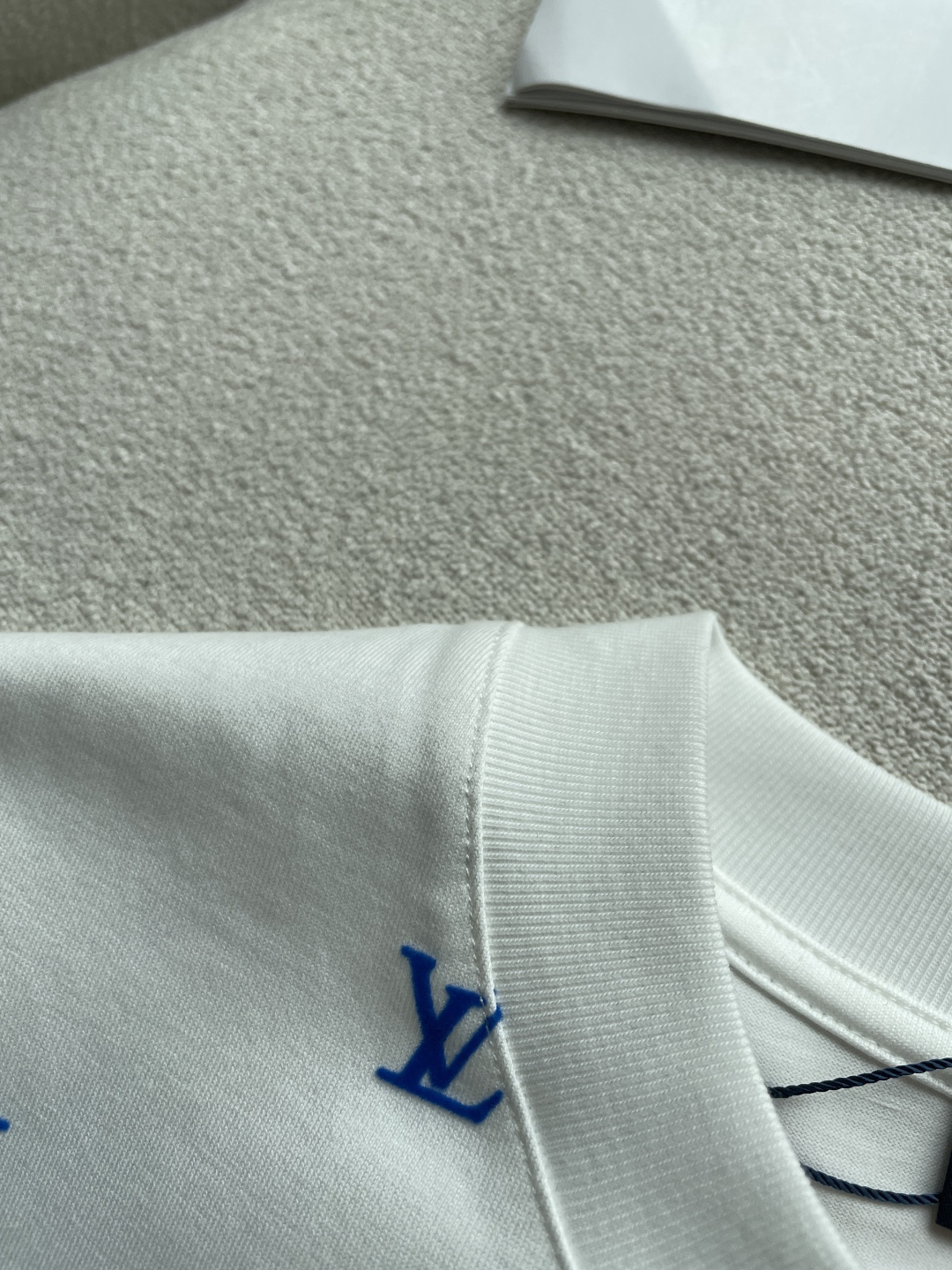 Lv 2026春夏新款首发专柜最新款短袖圆领T恤 高端订制 设计前卫时尚！品牌logo重工艺设计 高端定