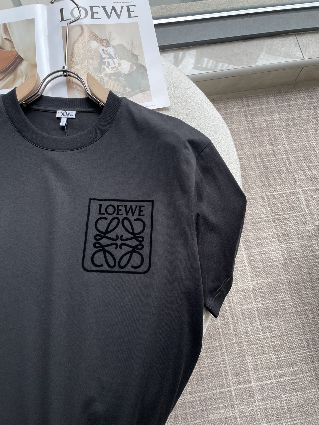 Loewe 2026春夏新款首发专柜最新款短袖圆领T恤 高端订制 设计前卫时尚！品牌logo重工艺设计 