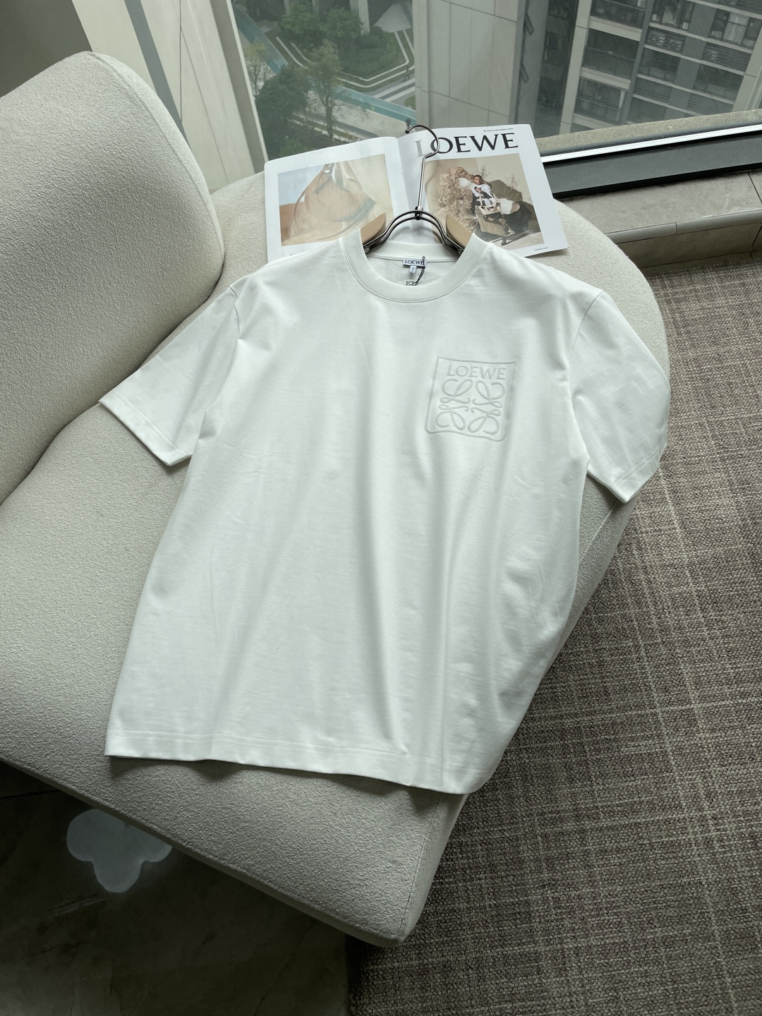 Loewe 2026春夏新款首发专柜最新款短袖圆领T恤 高端订制 设计前卫时尚！品牌logo重工艺设计 