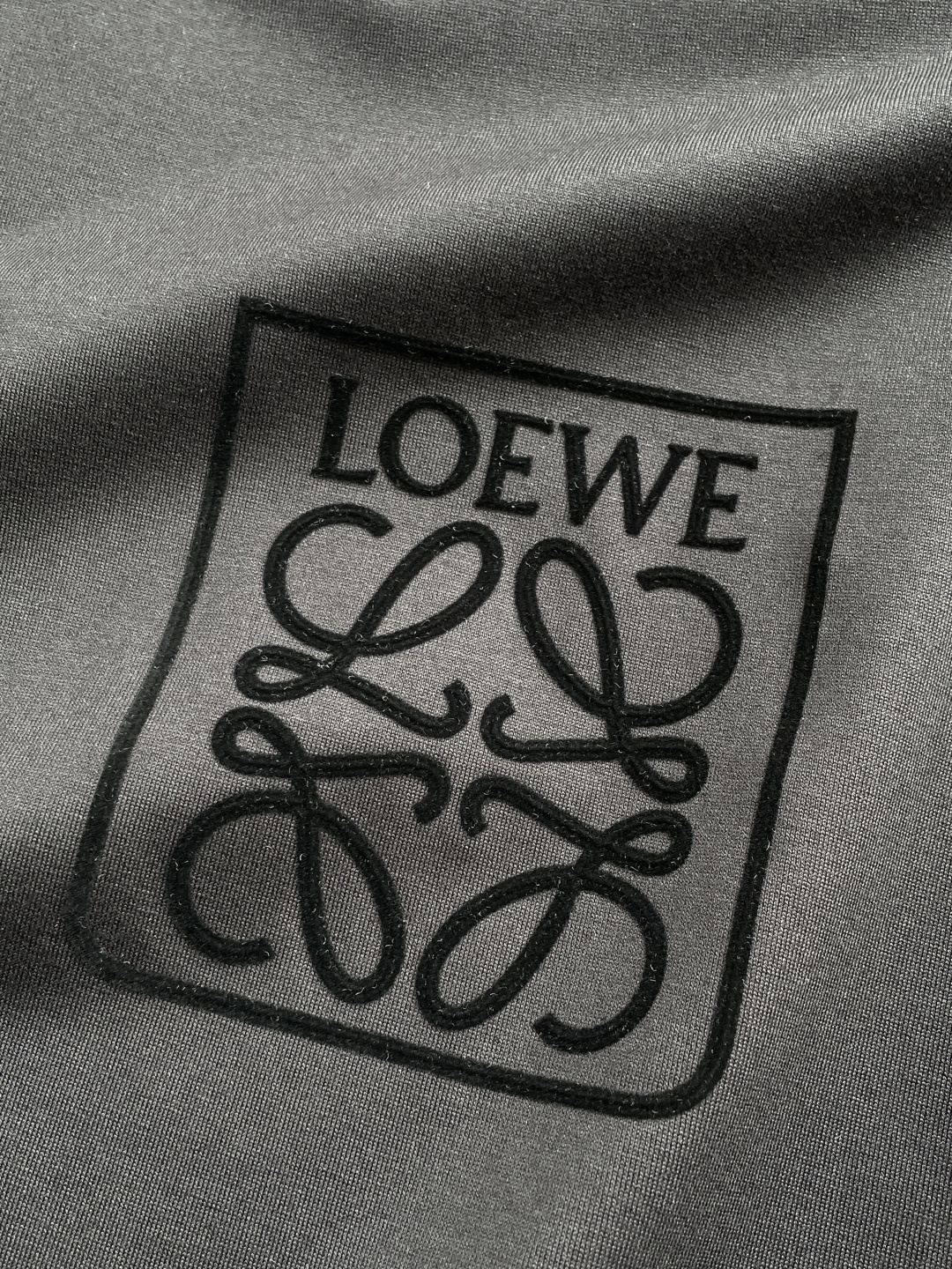Loewe 2026春夏新款首发专柜最新款短袖圆领T恤 高端订制 设计前卫时尚！品牌logo重工艺设计 