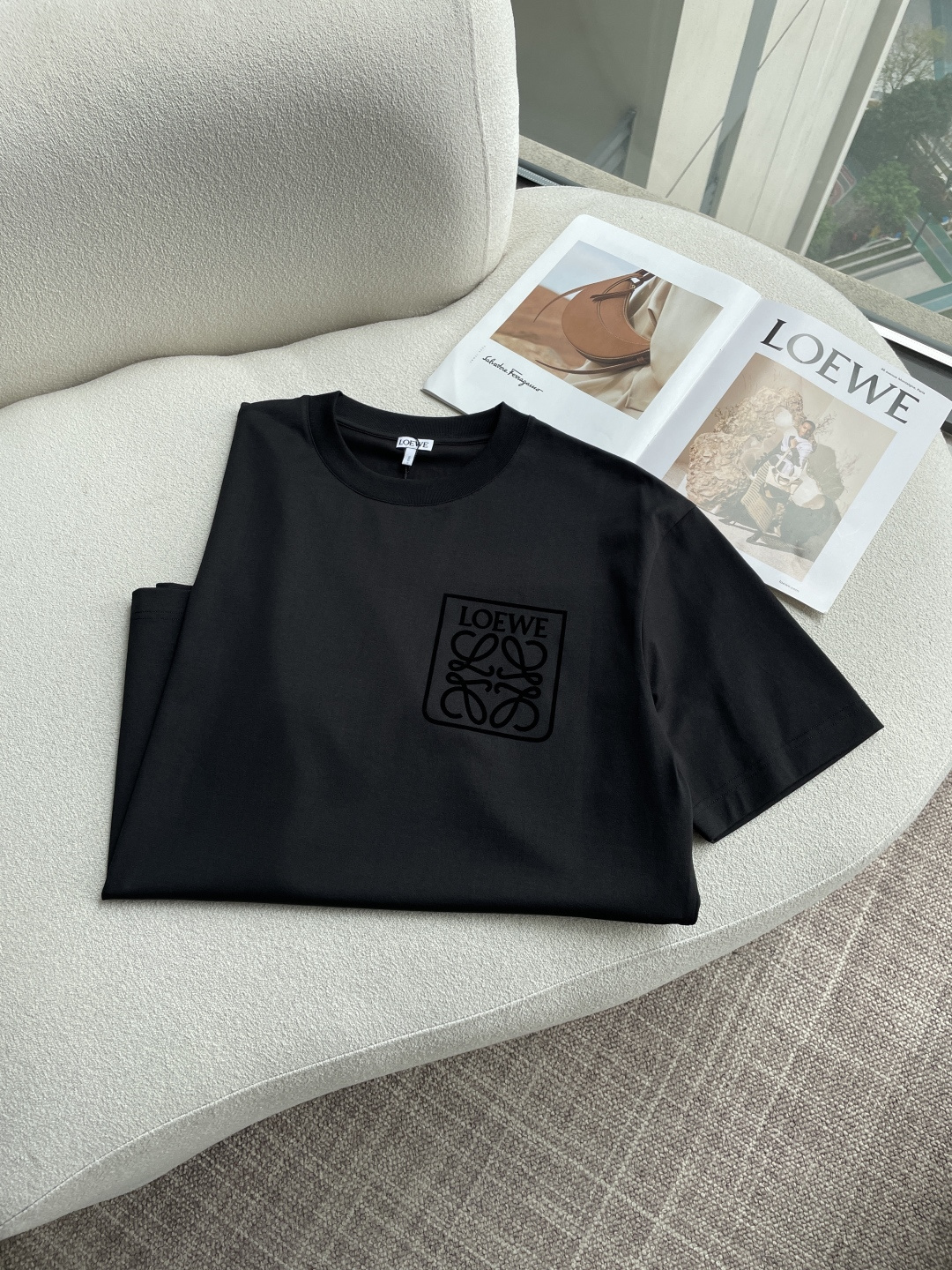 Loewe 2026春夏新款首发专柜最新款短袖圆领T恤 高端订制 设计前卫时尚！品牌logo重工艺设计 