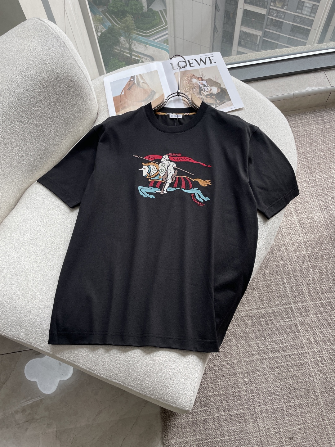 NO:746636,BUR 2026 spring and summer new style debut counter, the latest short-sleeved round neck T-shirt, high-end custom design, avant-garde and fashionable!  Brand logo emphasizes craftsmanship design. High-end customized 100% cotton top-grade mercerized fabric. Soft to the touch. Comfortable to wear. Exquisite stitching at the counter level. Fine workmanship. The upper body effect is incomparably handsome!  A must-have item for a stylish man!  Color Black White Size M-3XL,,burberry,T-shirt,tees,t-shirt,19860909BUR 2026春夏新款首发专柜最新款短袖圆领T恤 高端订制 设计前卫时尚！品牌logo重工艺设计 高端定制百分百棉顶级丝光面料.手感柔软.穿着舒适.专柜级别精致车线.做工精细.上身效果无敌帅气！型男必备单品！ 颜色黑色 白色 码数M-3XL,,burberry,T-shirt,tees，t-shirt,,Men's clothing