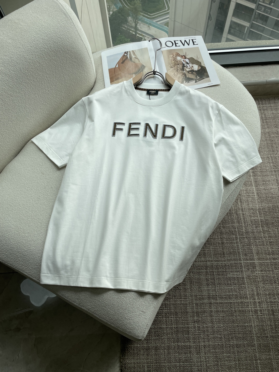 NO:746638,FD2026 spring and summer new style debut counter latest short-sleeved round neck T-shirt, high-end customization, avant-garde and fashionable design!  Brand logo emphasizes craftsmanship design. High-end customized 100% cotton top-grade mercerized fabric. Soft to the touch. Comfortable to wear. Exquisite stitching at the counter level. Fine workmanship. The upper body effect is incomparably handsome!  A must-have item for a stylish man!  Color Black White Size M-3XL, T-shirt, tees, t-shirt,19860909FD2026春夏新款首发专柜最新款短袖圆领T恤 高端订制 设计前卫时尚！品牌logo重工艺设计 高端定制百分百棉顶级丝光面料.手感柔软.穿着舒适.专柜级别精致车线.做工精细.上身效果无敌帅气！型男必备单品！ 颜色黑色 白色 码数M-3XL,,T-shirt,tees，t-shirt,,Men's clothing