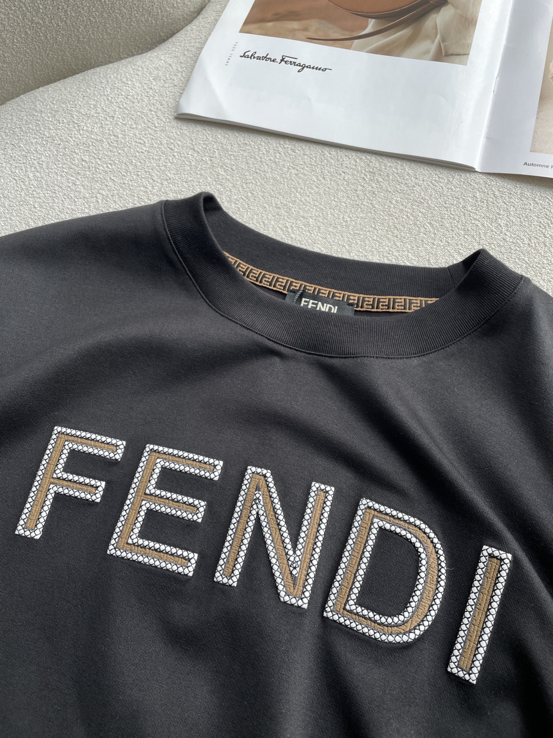 FD 2026春夏新款首发专柜最新款短袖圆领T恤 高端订制 设计前卫时尚！品牌logo重工艺设计 高端定