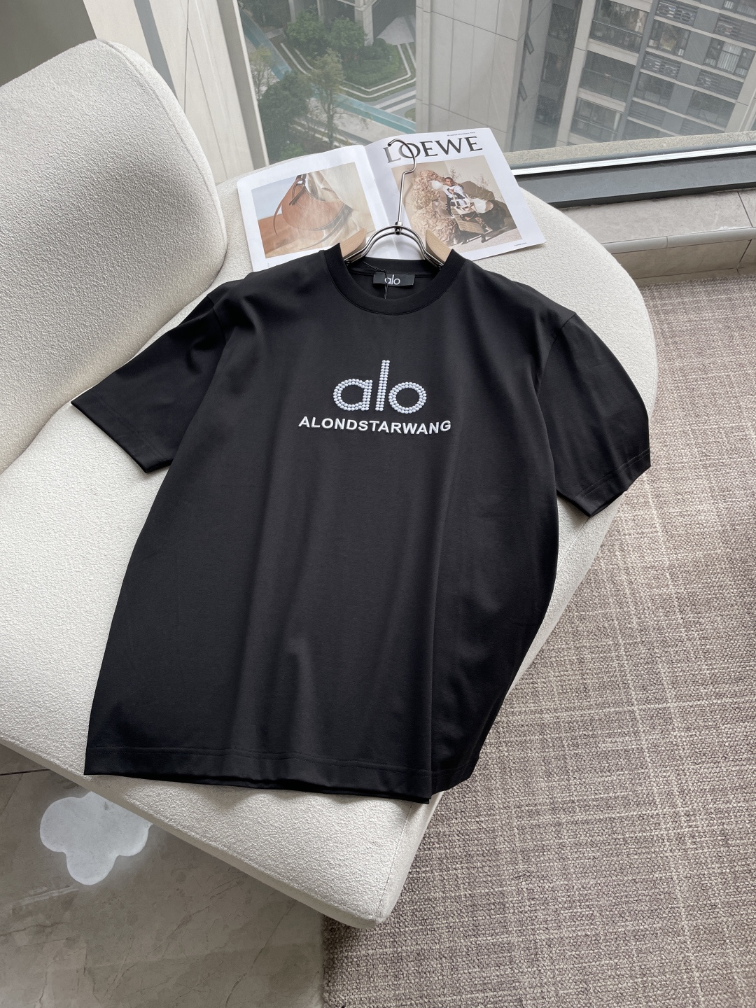 NO:746640,alo2026 spring and summer new style debut counter latest short-sleeved round neck T-shirt high-end custom design avant-garde fashion!  Brand logo emphasizes craftsmanship design. High-end customized 100% cotton top-grade mercerized fabric. Soft to the touch. Comfortable to wear. Exquisite stitching at the counter level. Fine workmanship. The upper body effect is incomparably handsome!  A must-have item for a stylish man!  Color Black White Size M-3XL, T-shirt, tees, t-shirt,19860909alo2026春夏新款首发专柜最新款短袖圆领T恤 高端订制 设计前卫时尚！品牌logo重工艺设计 高端定制百分百棉顶级丝光面料.手感柔软.穿着舒适.专柜级别精致车线.做工精细.上身效果无敌帅气！型男必备单品！ 颜色黑色 白色 码数M-3XL,,T-shirt,tees，t-shirt,,Men's clothing