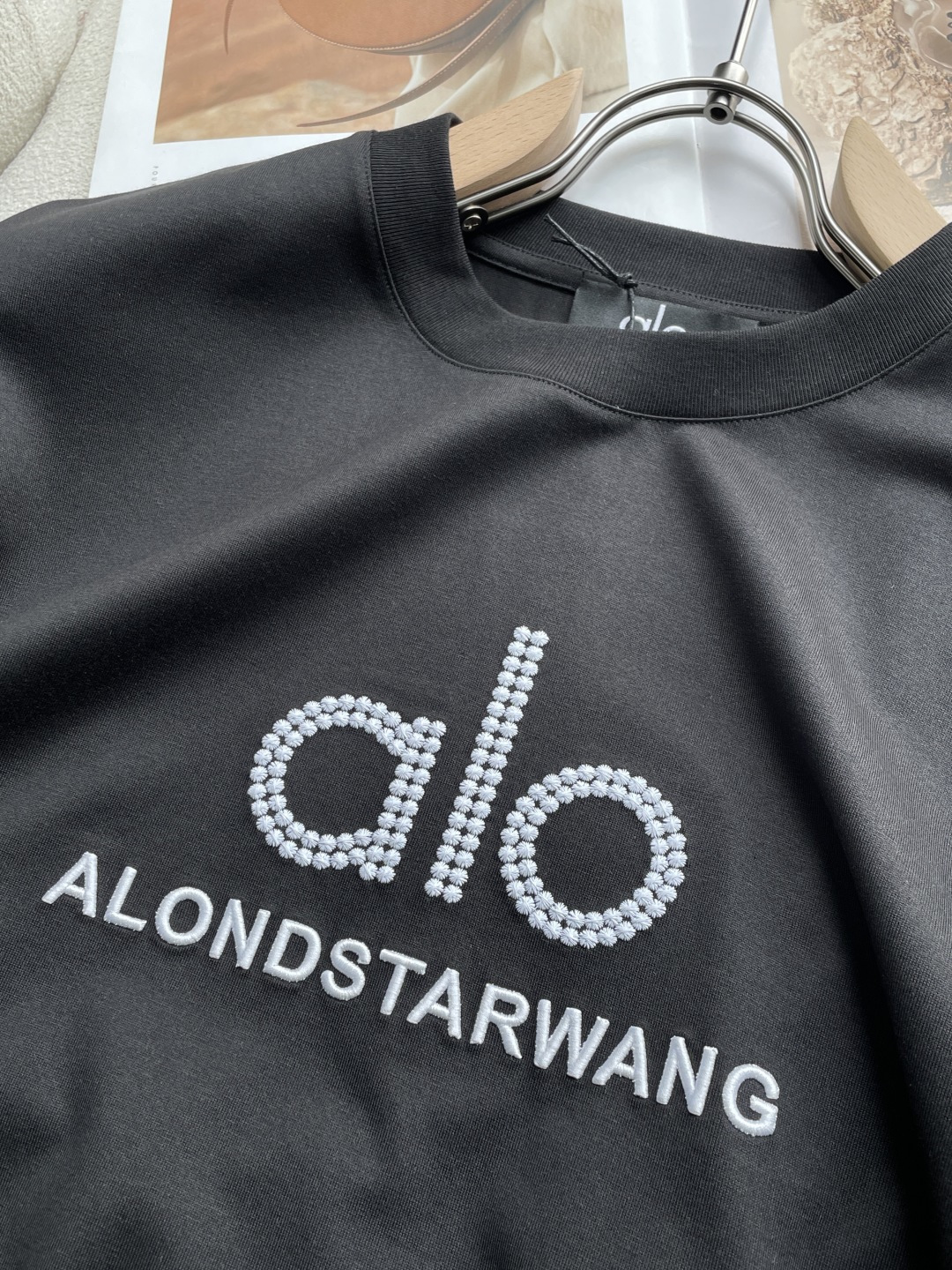 alo 2026春夏新款首发专柜最新款短袖圆领T恤 高端订制 设计前卫时尚！品牌logo重工艺设计 高端