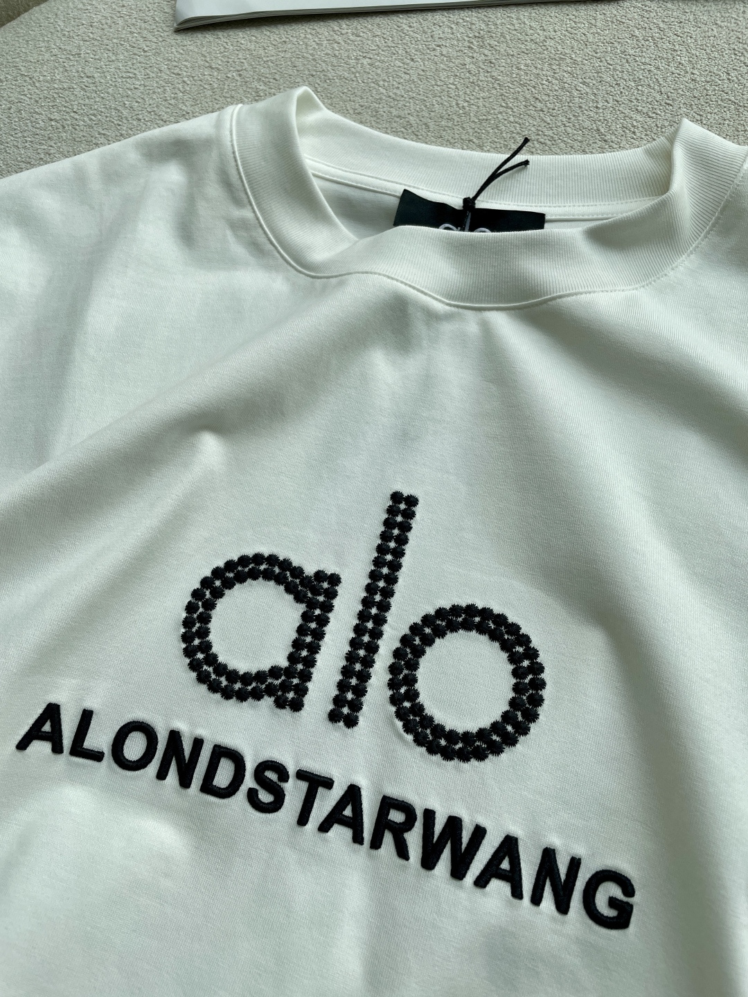 alo 2026春夏新款首发专柜最新款短袖圆领T恤 高端订制 设计前卫时尚！品牌logo重工艺设计 高端