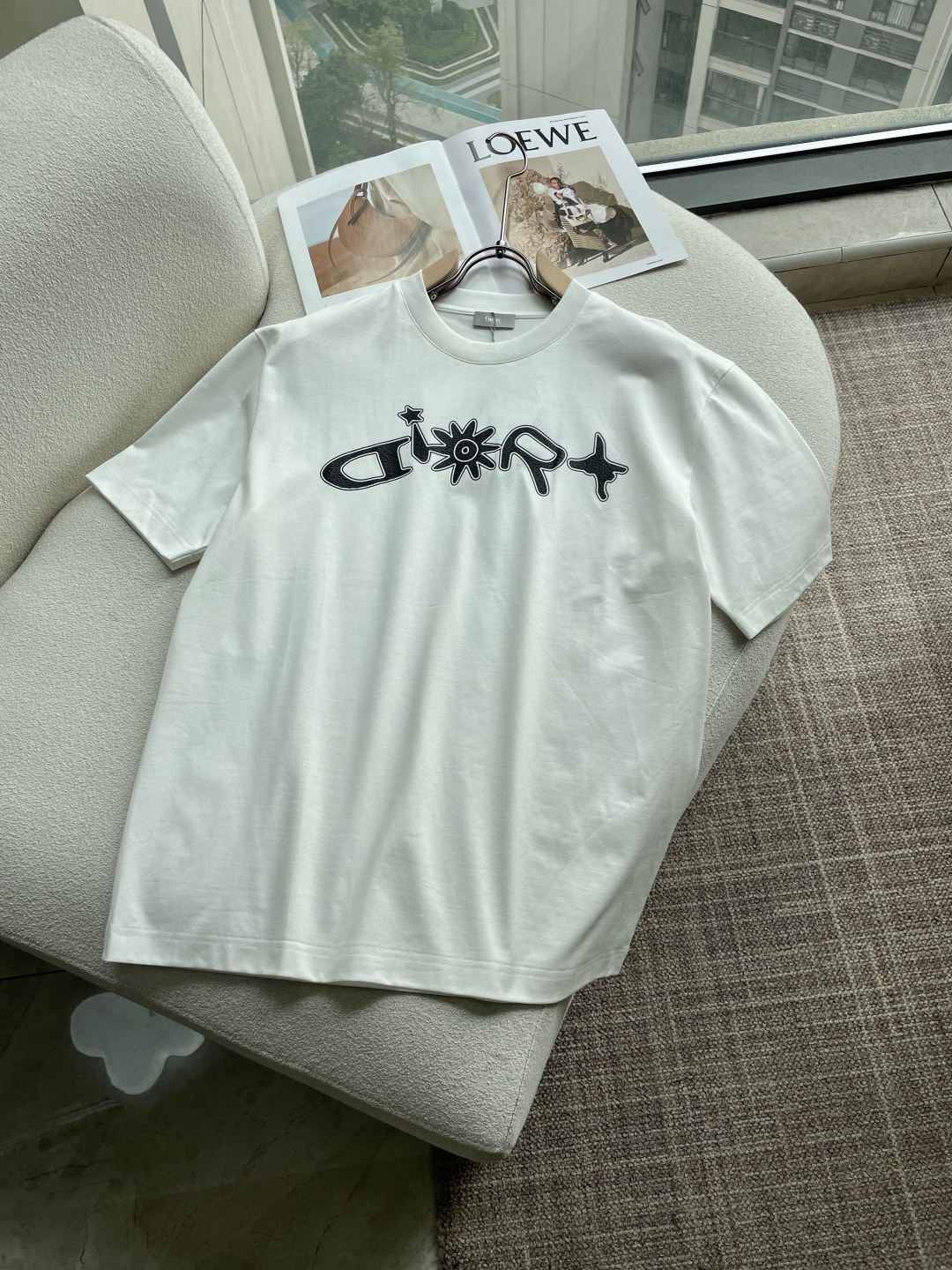 NO:746623,Dior 2026 spring and summer new style debut counter latest short-sleeved round neck T-shirt high-end custom design avant-garde fashion!  Brand logo emphasizes craftsmanship design. High-end customized 100% cotton top-grade mercerized fabric. Soft to the touch. Comfortable to wear. Exquisite stitching at the counter level. Fine workmanship. The upper body effect is incomparably handsome!  A must-have item for a stylish man!  Color Black White Size M-3XL,, dior, T-shirt, tees, t-shirt,19860909Dior 2026春夏新款首发专柜最新款短袖圆领T恤 高端订制 设计前卫时尚！品牌logo重工艺设计 高端定制百分百棉顶级丝光面料.手感柔软.穿着舒适.专柜级别精致车线.做工精细.上身效果无敌帅气！型男必备单品！ 颜色黑色 白色 码数M-3XL,,dior,T-shirt,tees，t-shirt,,Men's clothing