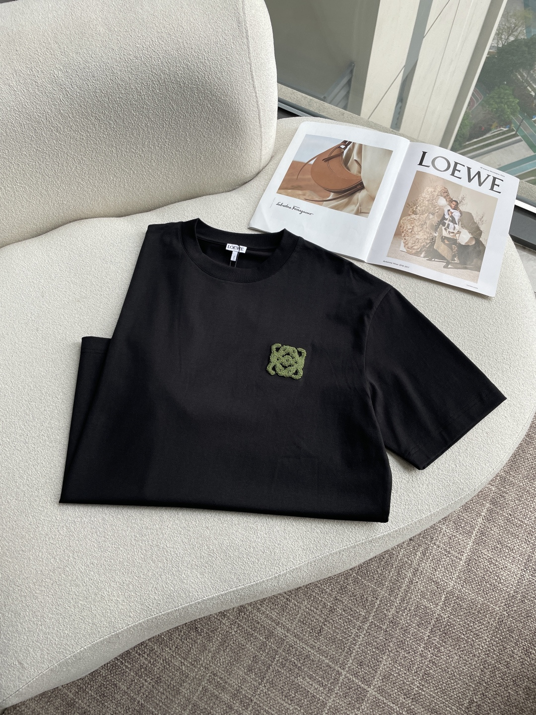 Loewe 2026春夏新款首发专柜最新款短袖圆领T恤 高端订制 设计前卫时尚！品牌logo重工艺设计 