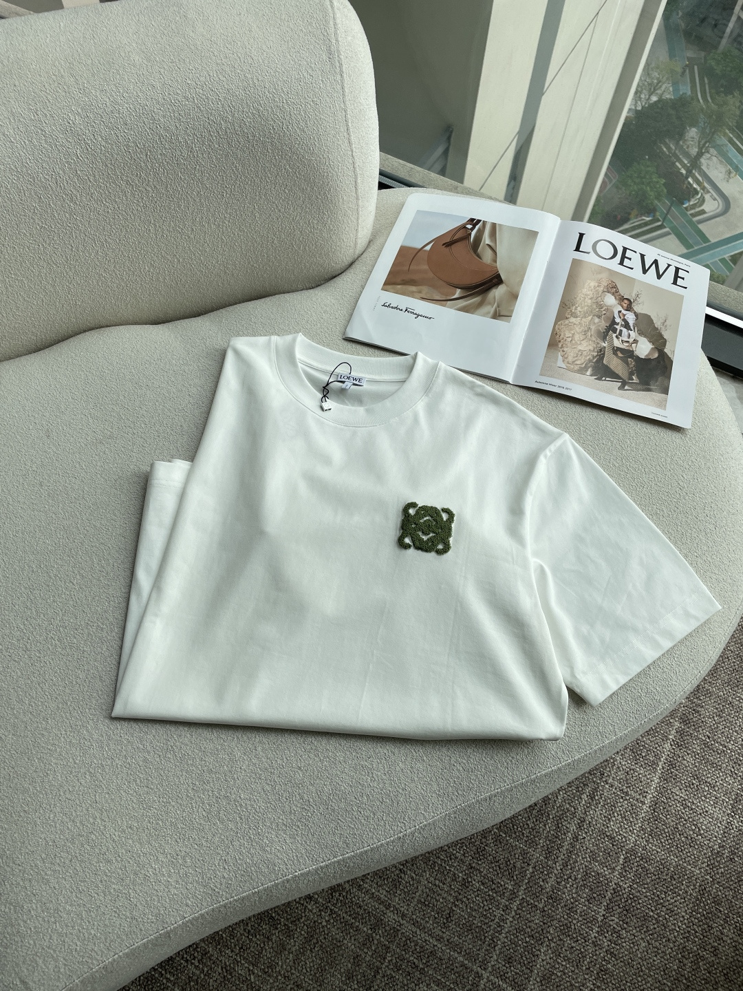 Loewe 2026春夏新款首发专柜最新款短袖圆领T恤 高端订制 设计前卫时尚！品牌logo重工艺设计 