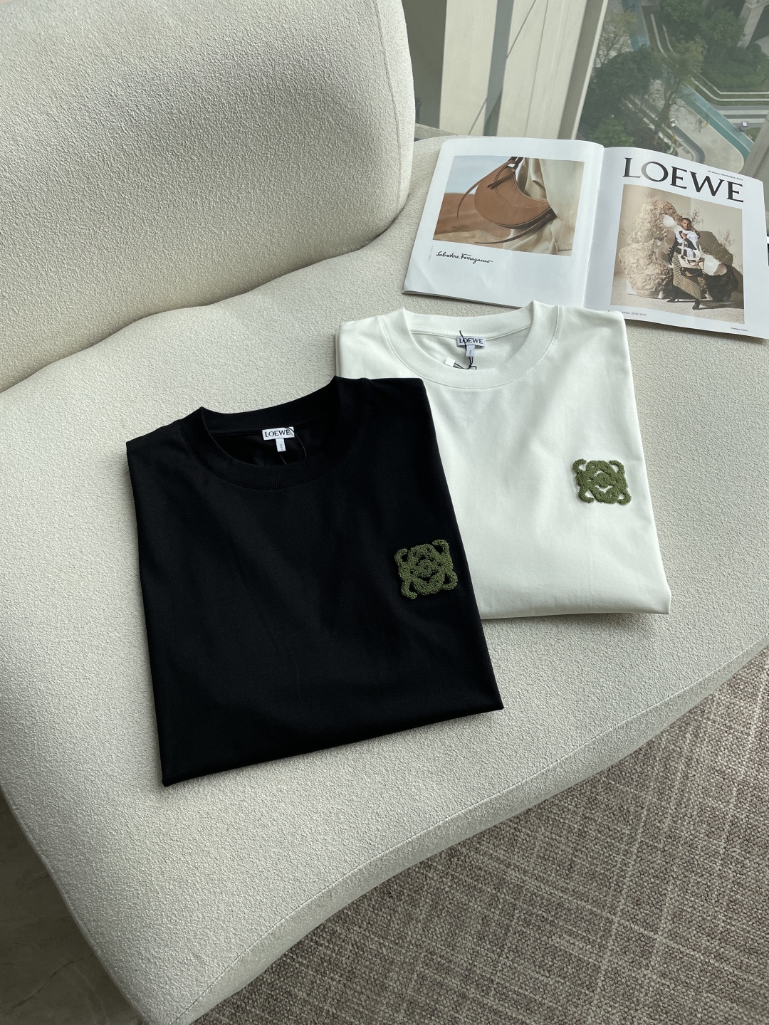 Loewe 2026春夏新款首发专柜最新款短袖圆领T恤 高端订制 设计前卫时尚！品牌logo重工艺设计 