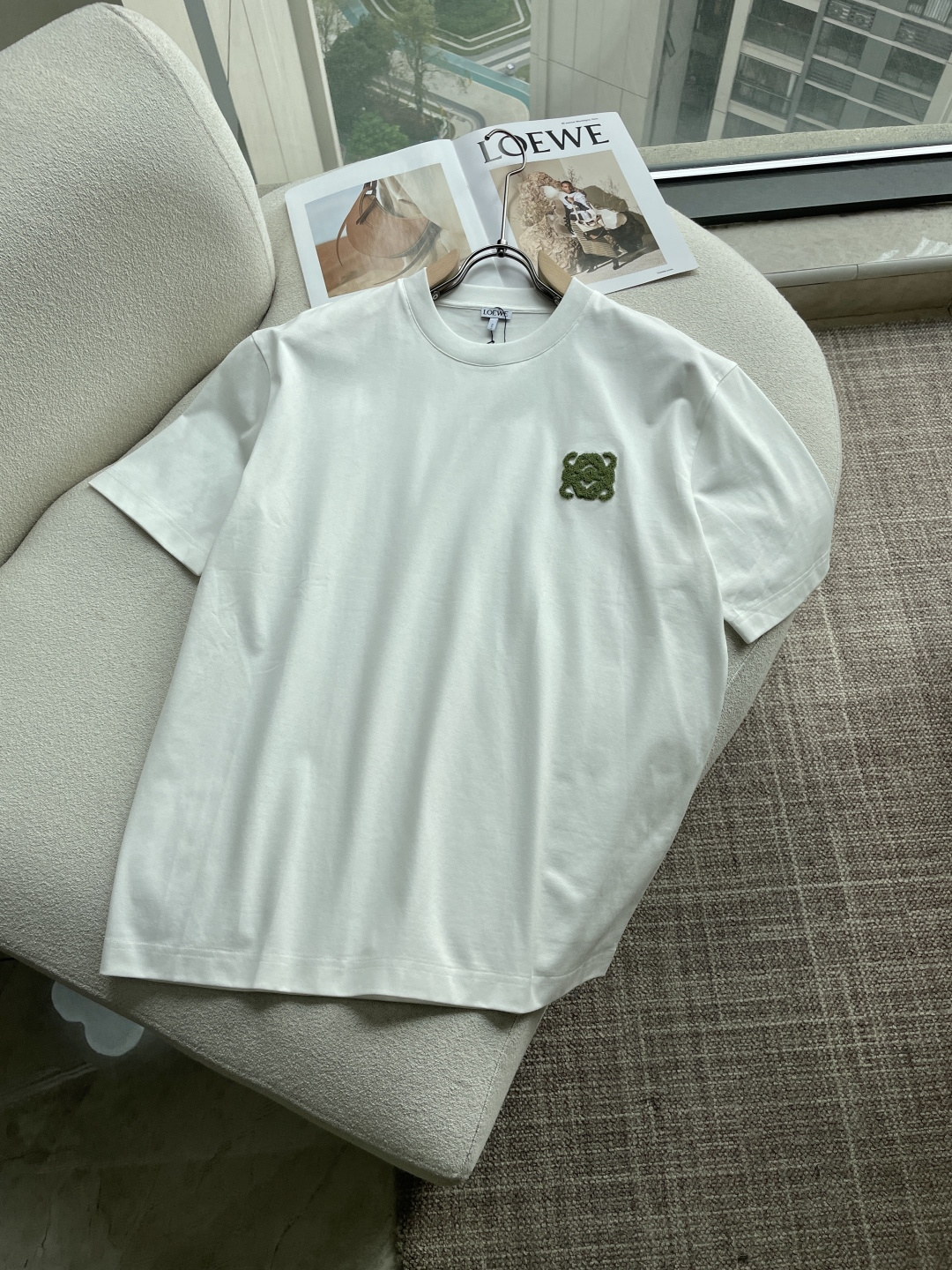 Loewe 2026春夏新款首发专柜最新款短袖圆领T恤 高端订制 设计前卫时尚！品牌logo重工艺设计 