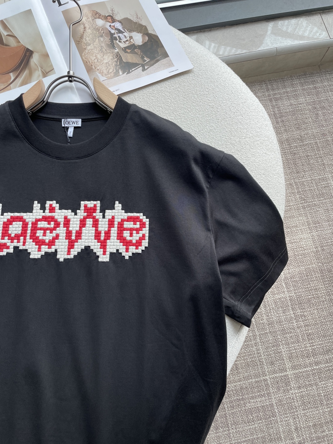 Loewe 2026春夏新款首发专柜最新款短袖圆领T恤 高端订制 设计前卫时尚！品牌logo重工艺设计 