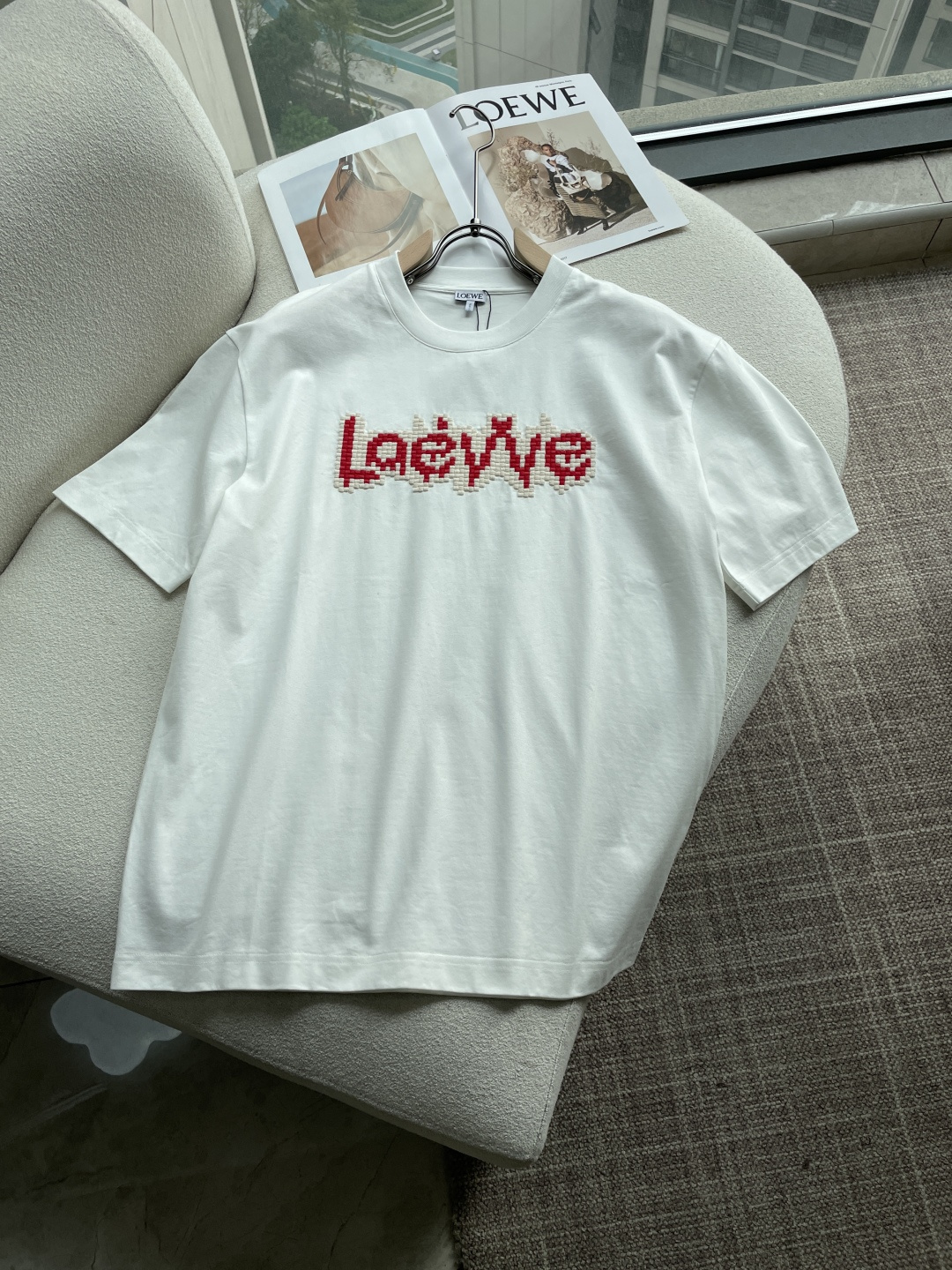 NO:746625,Loewe 2026 spring and summer new style debut counter latest short-sleeved round neck T-shirt high-end custom design avant-garde fashion!  Brand logo emphasizes craftsmanship design. High-end customized 100% cotton top-grade mercerized fabric. Soft to the touch. Comfortable to wear. Exquisite stitching at the counter level. Fine workmanship. The upper body effect is incomparably handsome!  A must-have item for a stylish man!  Color Black White Size M-3XL,,loewe,T-shirt,tees,t-shirt,19860909Loewe 2026春夏新款首发专柜最新款短袖圆领T恤 高端订制 设计前卫时尚！品牌logo重工艺设计 高端定制百分百棉顶级丝光面料.手感柔软.穿着舒适.专柜级别精致车线.做工精细.上身效果无敌帅气！型男必备单品！ 颜色黑色 白色 码数M-3XL,,loewe,T-shirt,tees，t-shirt,,Men's clothing