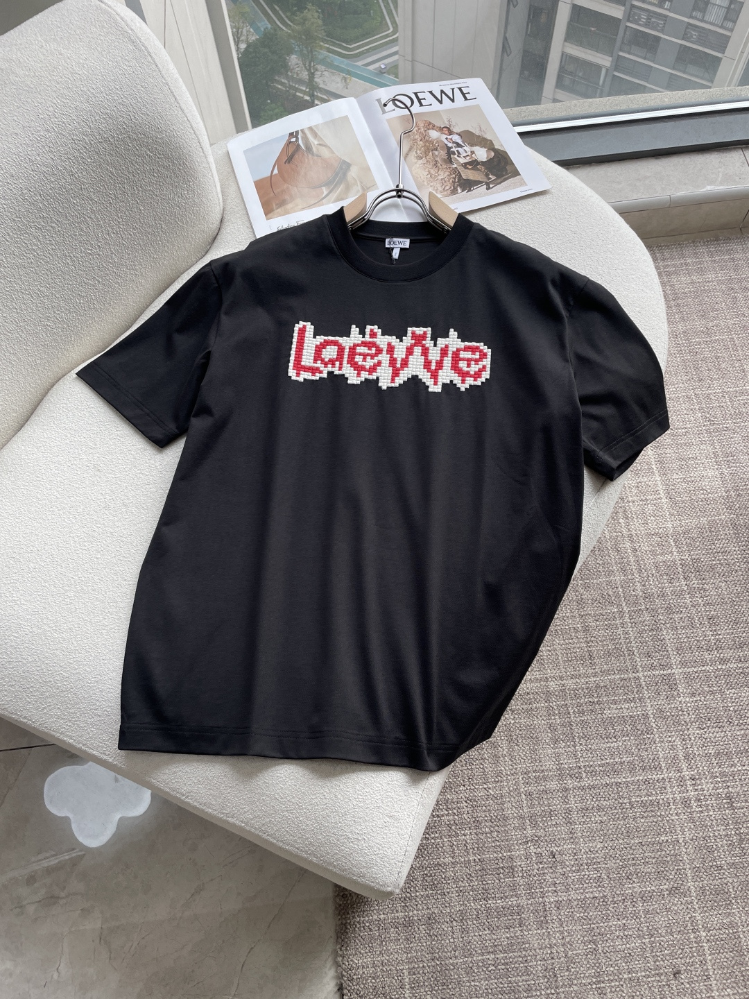 Loewe 2026春夏新款首发专柜最新款短袖圆领T恤 高端订制 设计前卫时尚！品牌logo重工艺设计 
