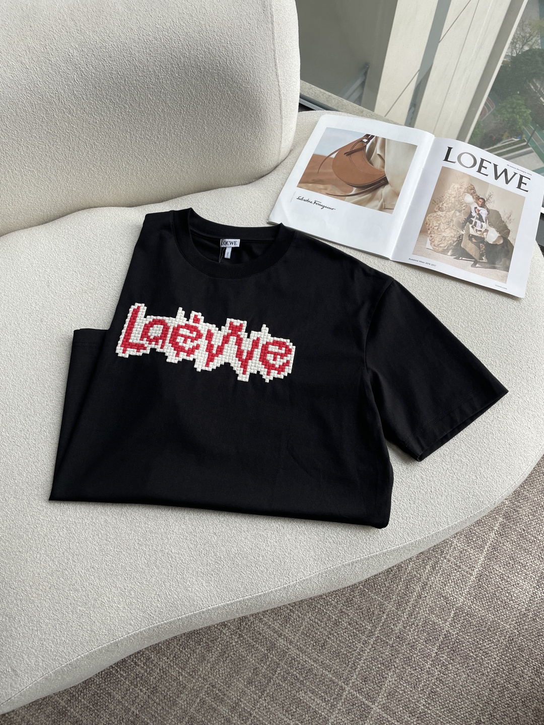 Loewe 2026春夏新款首发专柜最新款短袖圆领T恤 高端订制 设计前卫时尚！品牌logo重工艺设计 