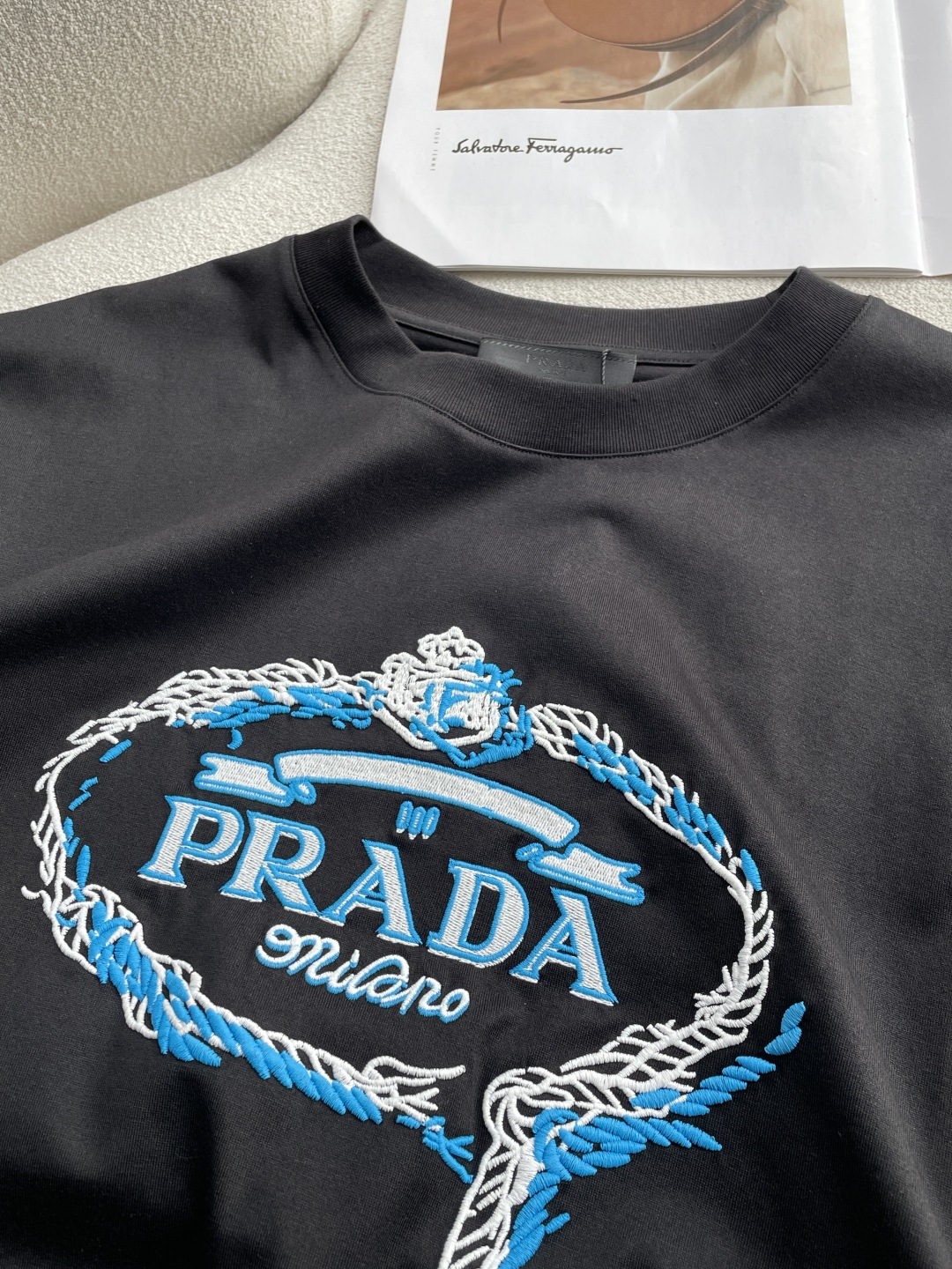 PRAD 2026春夏新款首发专柜最新款短袖圆领T恤 高端订制 设计前卫时尚！品牌logo重工艺设计 高
