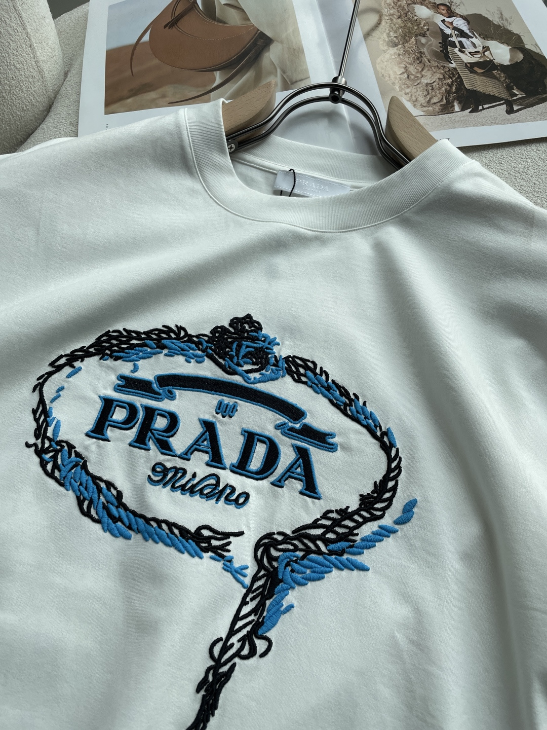 PRAD 2026春夏新款首发专柜最新款短袖圆领T恤 高端订制 设计前卫时尚！品牌logo重工艺设计 高