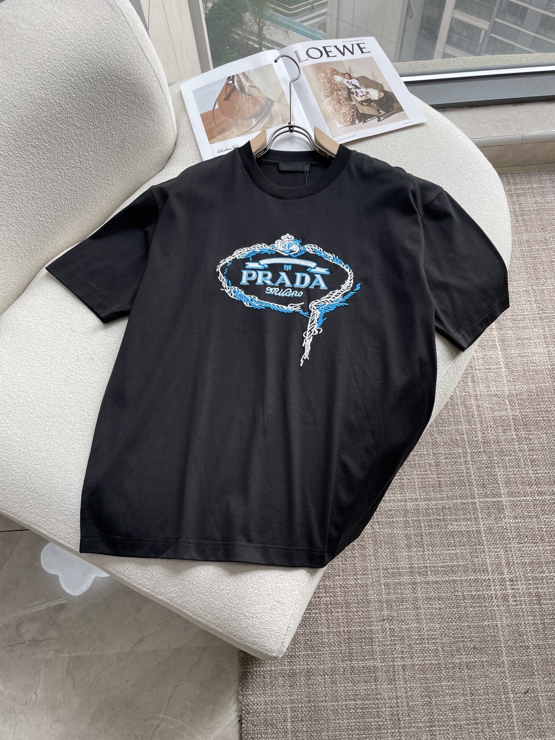 PRAD 2026春夏新款首发专柜最新款短袖圆领T恤 高端订制 设计前卫时尚！品牌logo重工艺设计 高