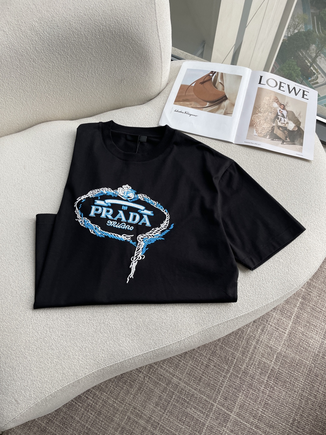 PRAD 2026春夏新款首发专柜最新款短袖圆领T恤 高端订制 设计前卫时尚！品牌logo重工艺设计 高